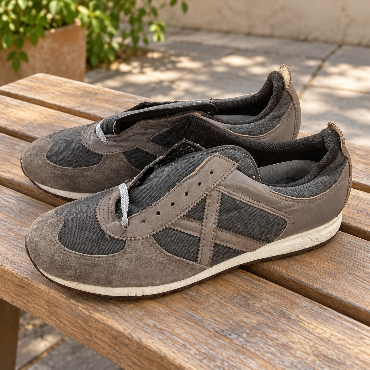 Zapatillas Munich grises con X tonal y suela clara · Talla 45 - lifestyle sobre banco