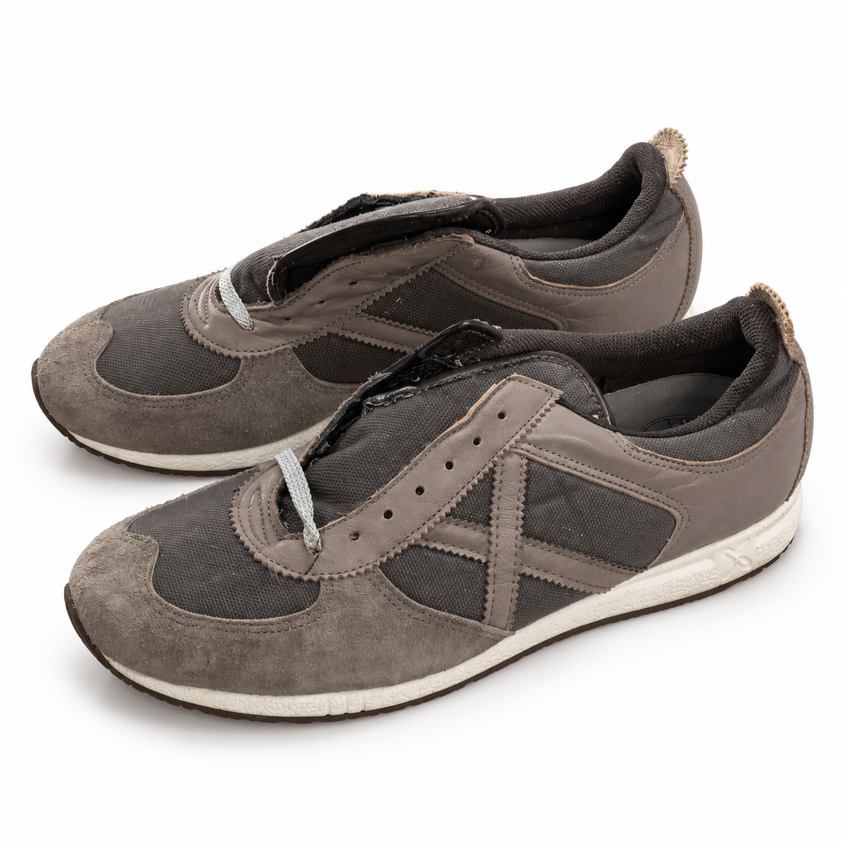 Zapatillas Munich grises con X tonal y suela clara · Talla 45 - portada blanca