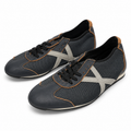 Zapatillas Munich gris antracita con ribetes marrón sobre fondo blanco