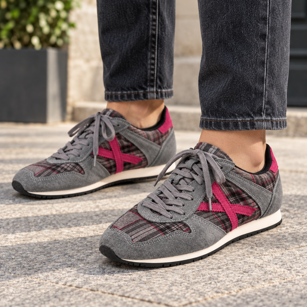 Zapatillas Munich grises de cuadros con detalle fucsia - imagen lifestyle