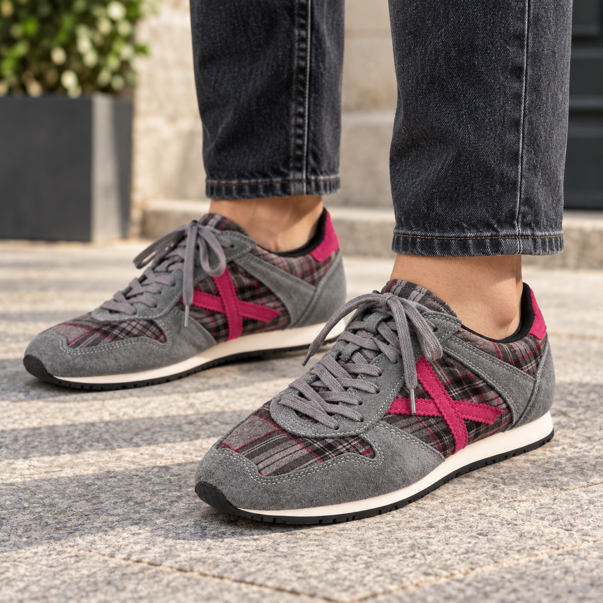 Zapatillas Munich grises de cuadros con detalle fucsia - imagen lifestyle