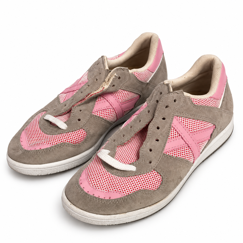 Zapatillas Munich gris topo y rosa de malla sobre fondo blanco