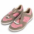 Zapatillas Munich gris topo y rosa de malla sobre fondo blanco