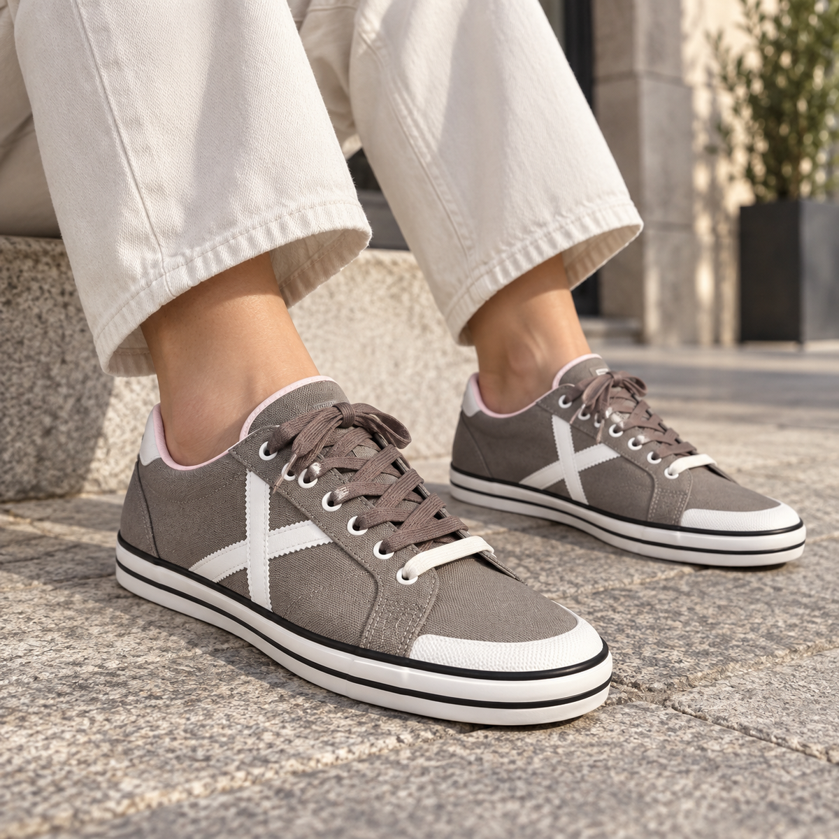 Zapatillas Munich gris textil con detalles blancos - imagen lifestyle