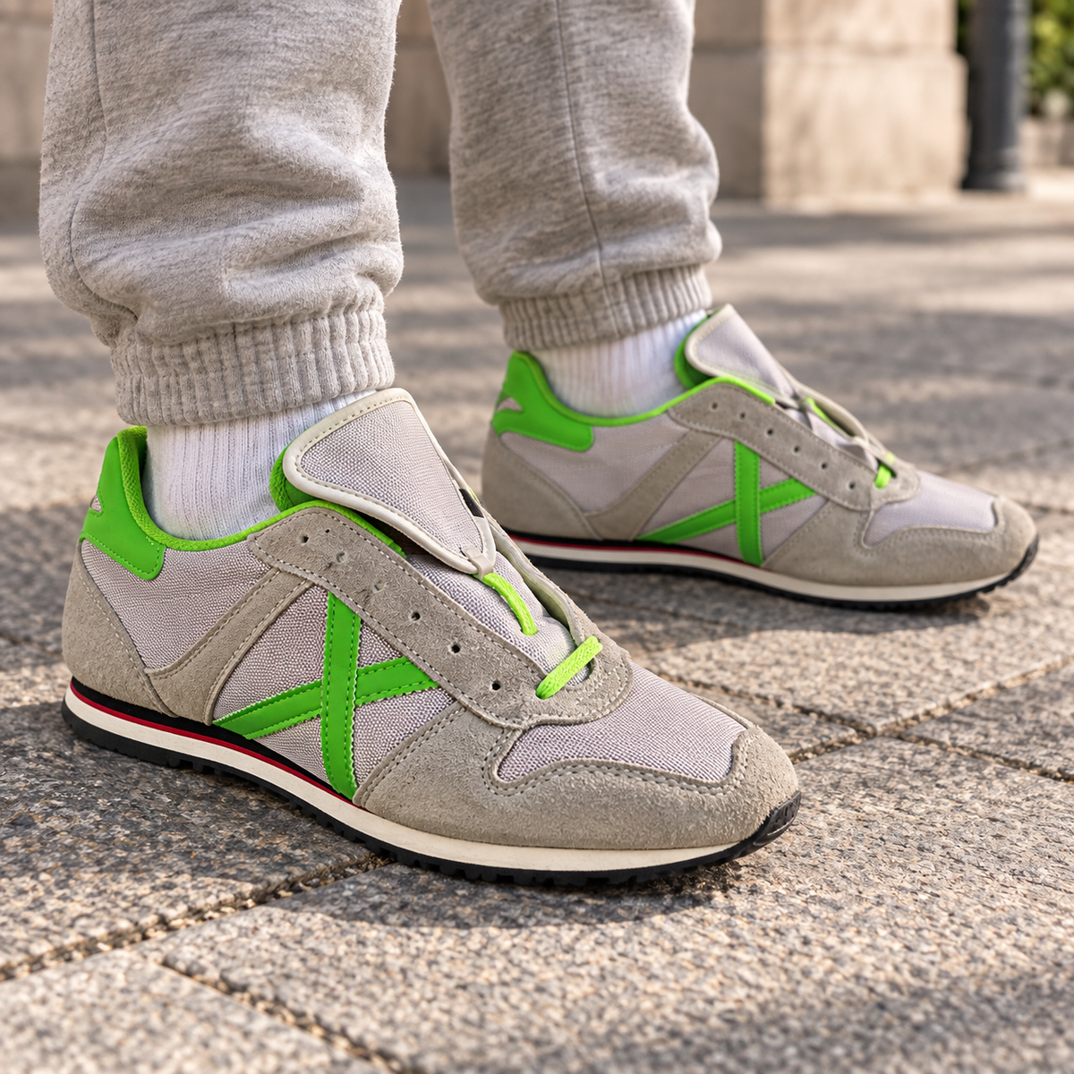 Zapatillas Munich Grises con X Verde Flúor Unisex - imagen lifestyle