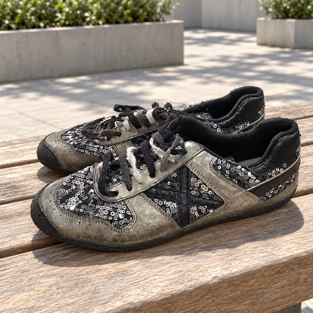 Zapatillas Munich de lentejuelas oscuras con X negra · Talla 45 - lifestyle sobre banco