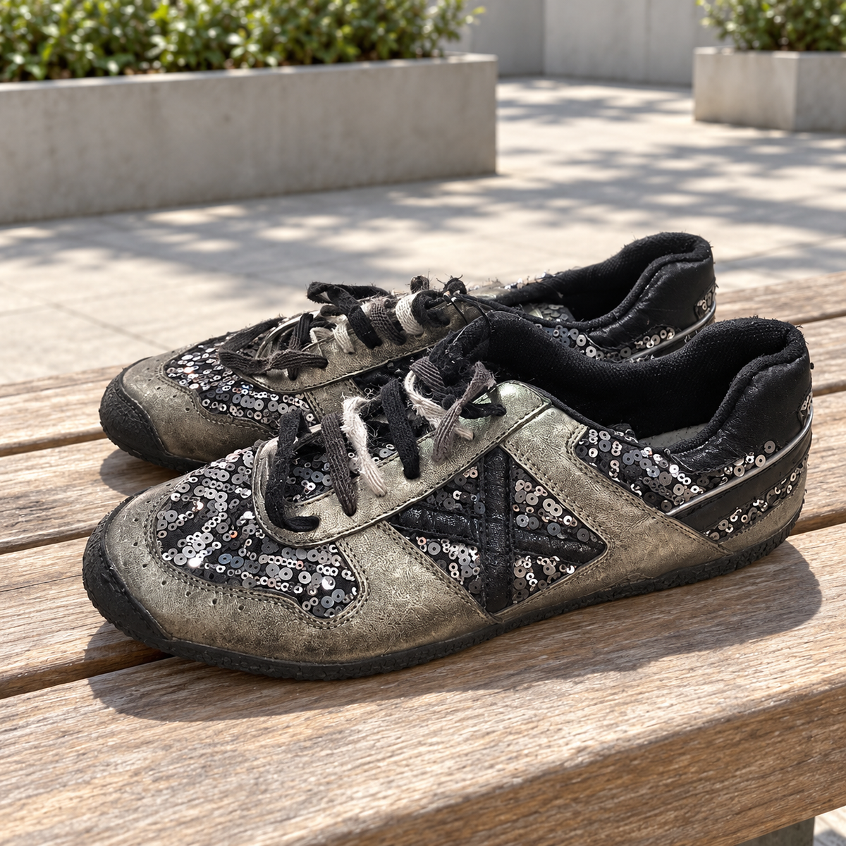 Zapatillas Munich de lentejuelas oscuras con X negra · Talla 45 - lifestyle sobre banco