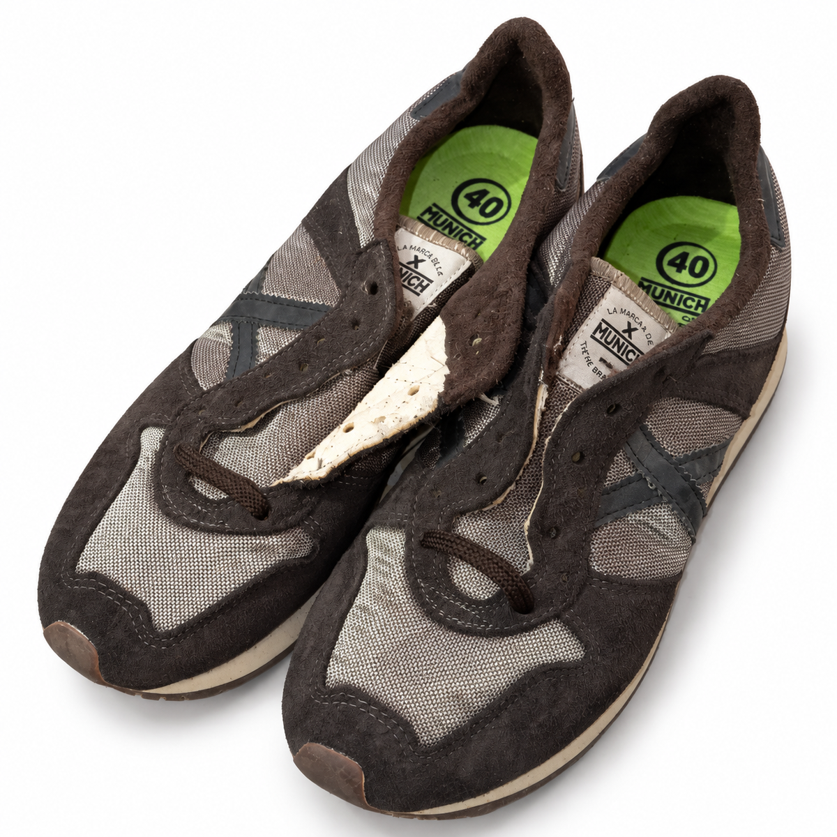Par Munich marrón oscuro y gris de malla talla 40 sobre fondo blanco, con cordones incompletos