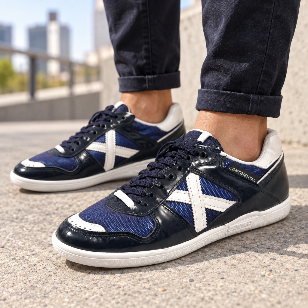Zapatillas Munich azul marino brillo con detalle blanco, imagen lifestyle