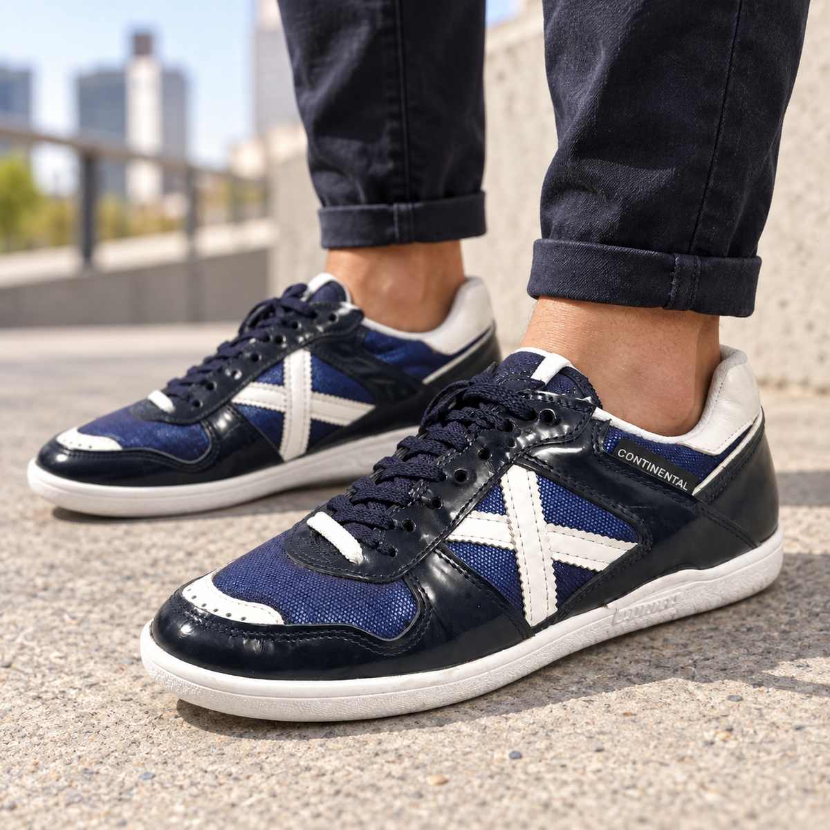 Zapatillas Munich azul marino brillo con detalle blanco, imagen lifestyle