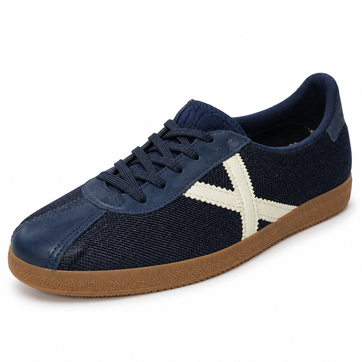 Zapatillas Munich azul marino de malla con detalle crema y suela caramelo sobre fondo blanco