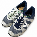 Munich marino y plata con X blanca talla 40, cordones de distinto color, fondo blanco