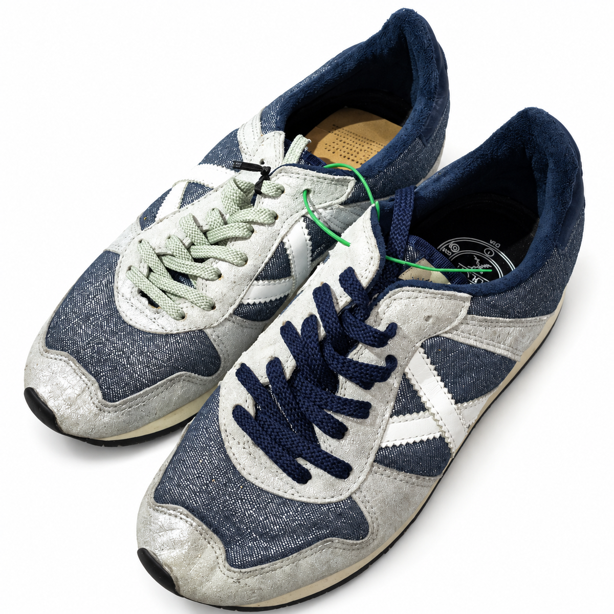 Munich marino y plata con X blanca talla 40, cordones de distinto color, fondo blanco