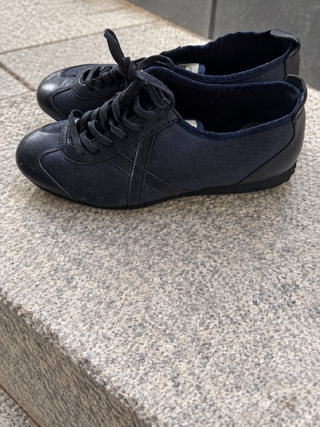 Zapatillas Munich azul marino oscuro con X tonal — lifestyle