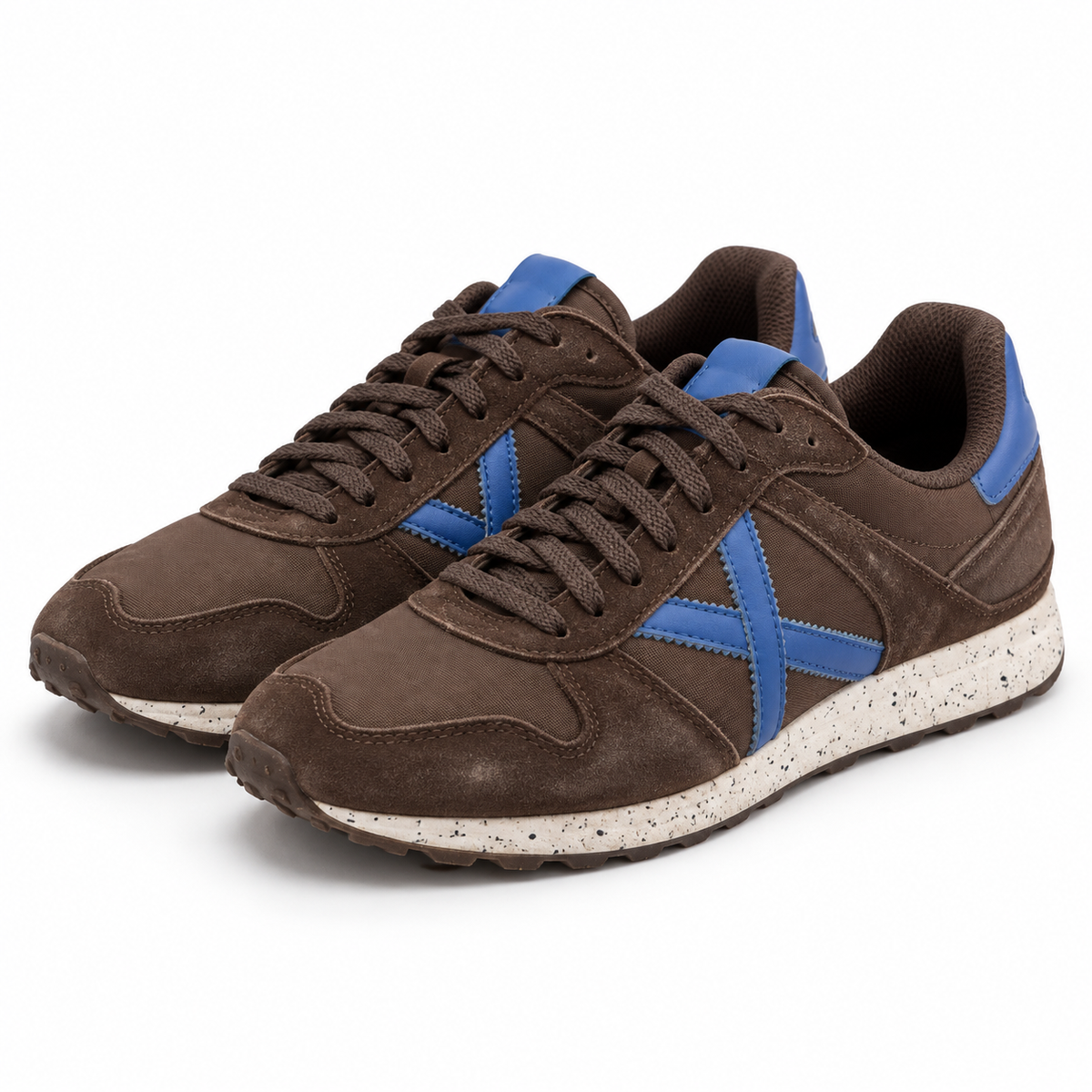 Zapatillas Munich Marrón Chocolate con X Azul Unisex - vista principal sobre fondo blanco