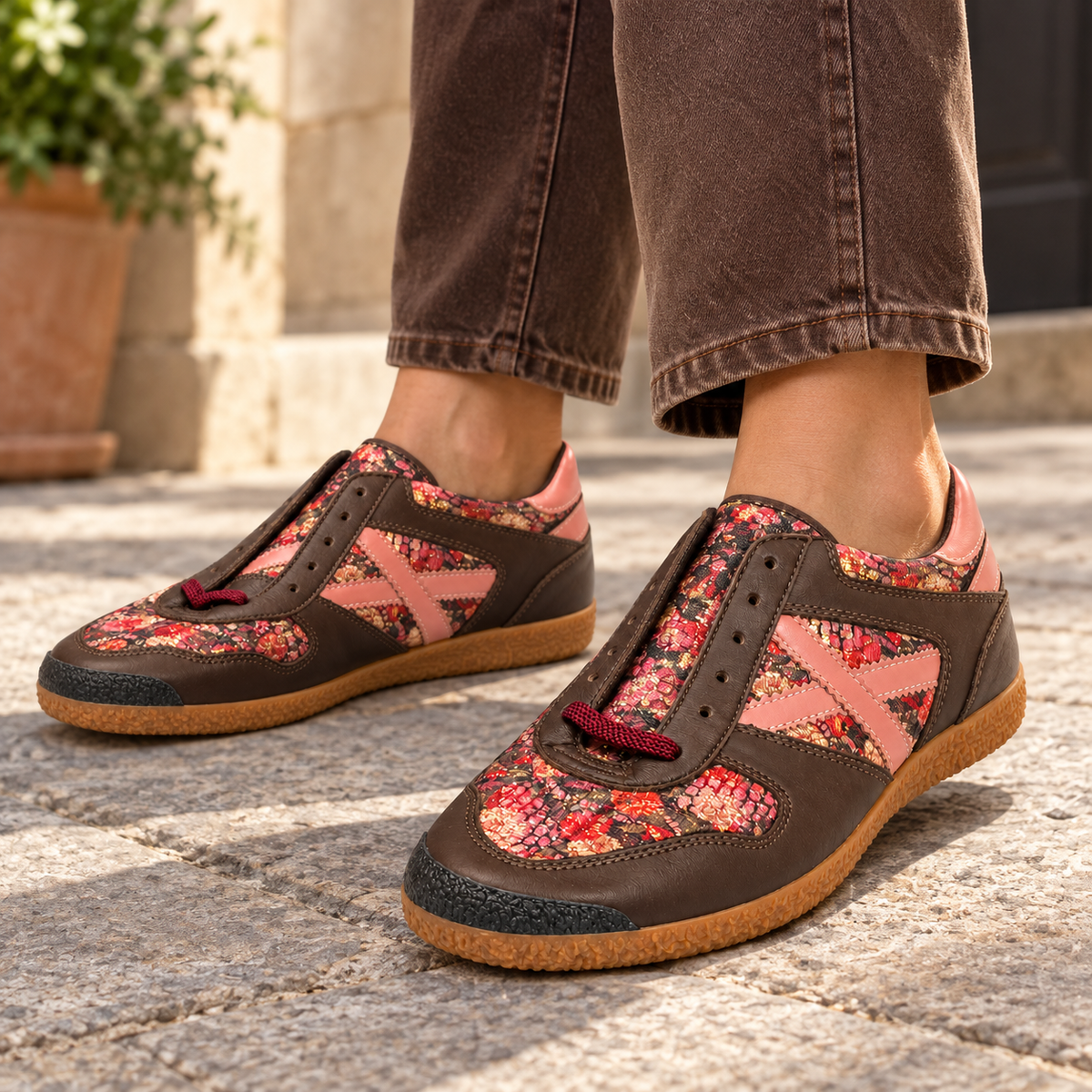 Zapatillas Munich marrón con estampado floral y detalle rosa - imagen lifestyle
