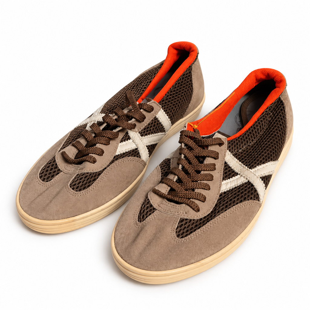 Zapatillas Munich marrón de malla con interior naranja, vista principal sobre fondo blanco
