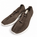 Zapatillas Munich marrón topo perforadas con suela blanca moteada
