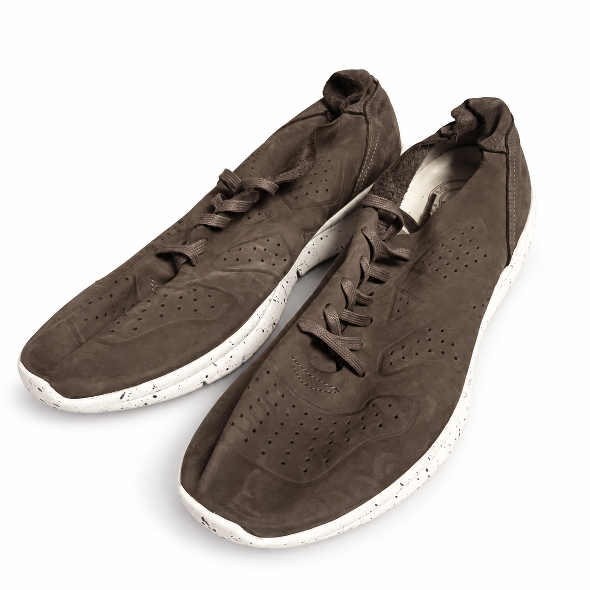 Zapatillas Munich marrón topo perforadas con suela blanca moteada