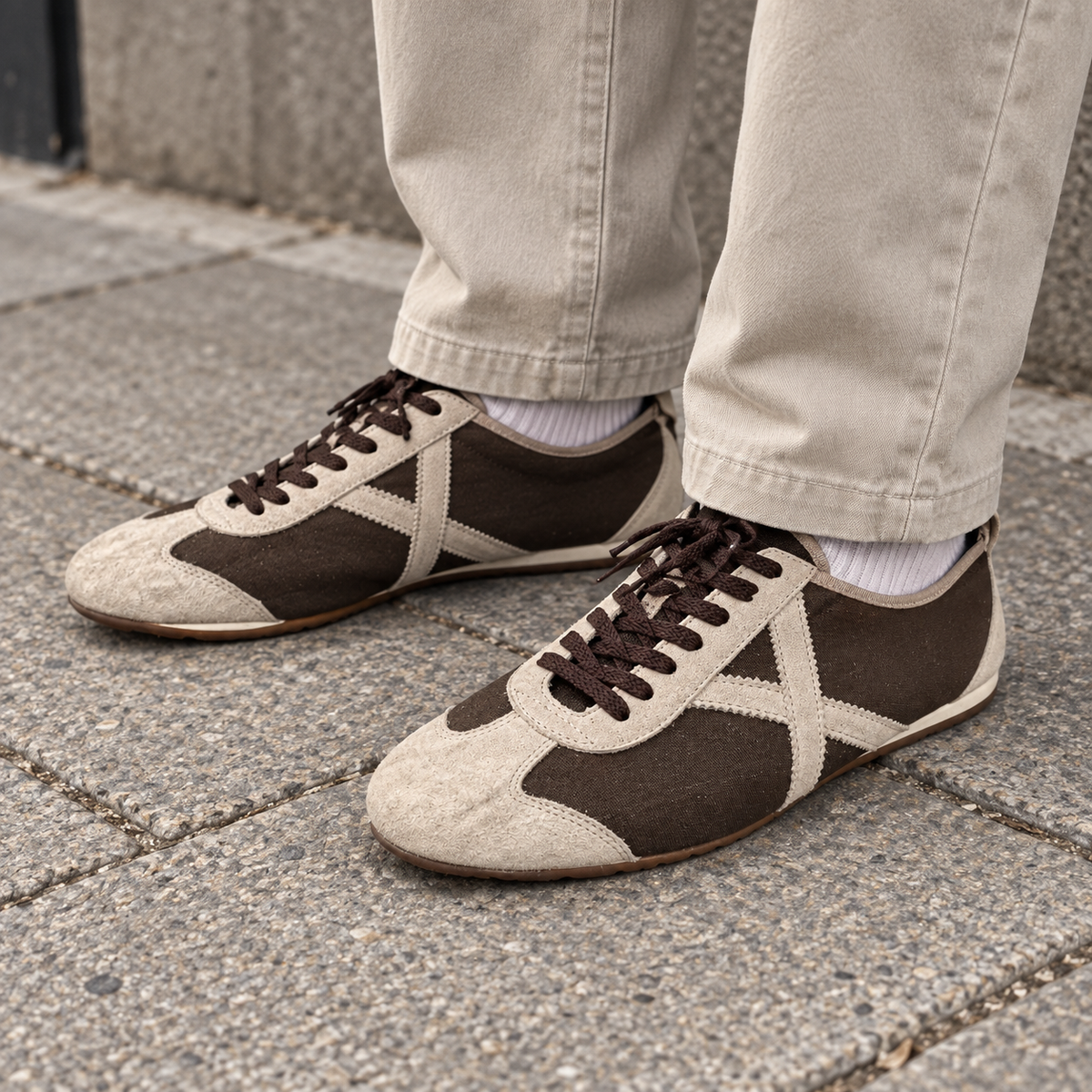 Zapatillas Munich marrón y beige en un look urbano
