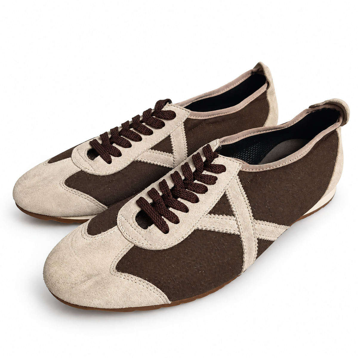 Zapatillas Munich marrón textil y beige sobre fondo blanco