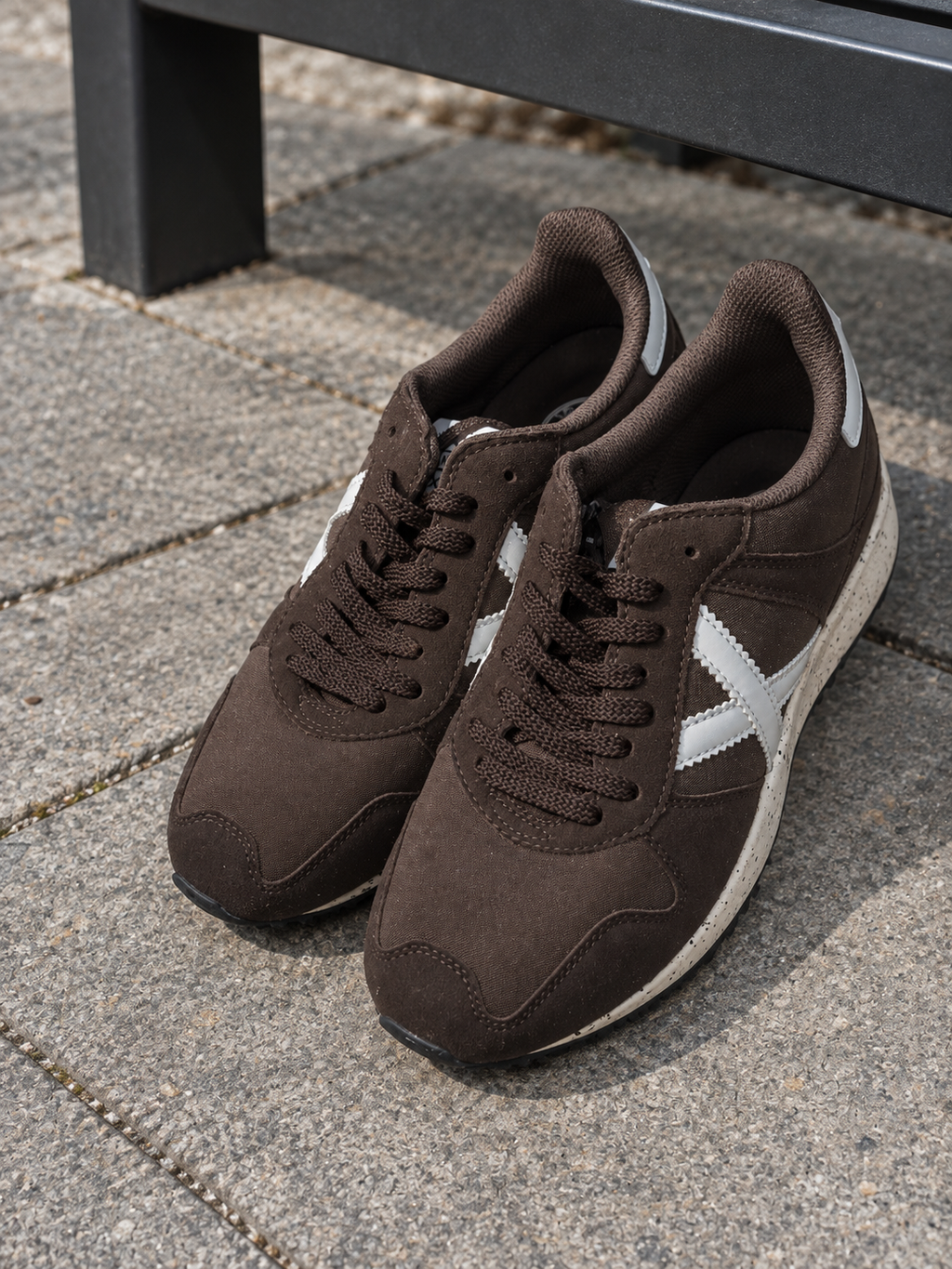Munich marrón X blanca talla 40 en pavimento urbano