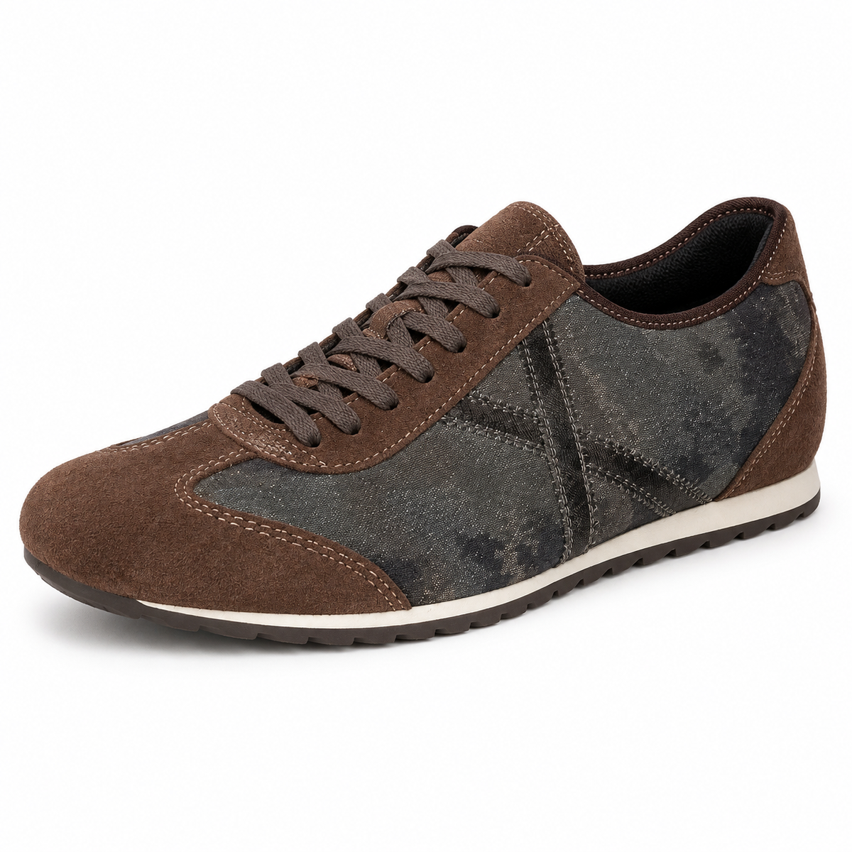 Zapatillas Munich marrones y grises de acabado tonal sobre fondo blanco