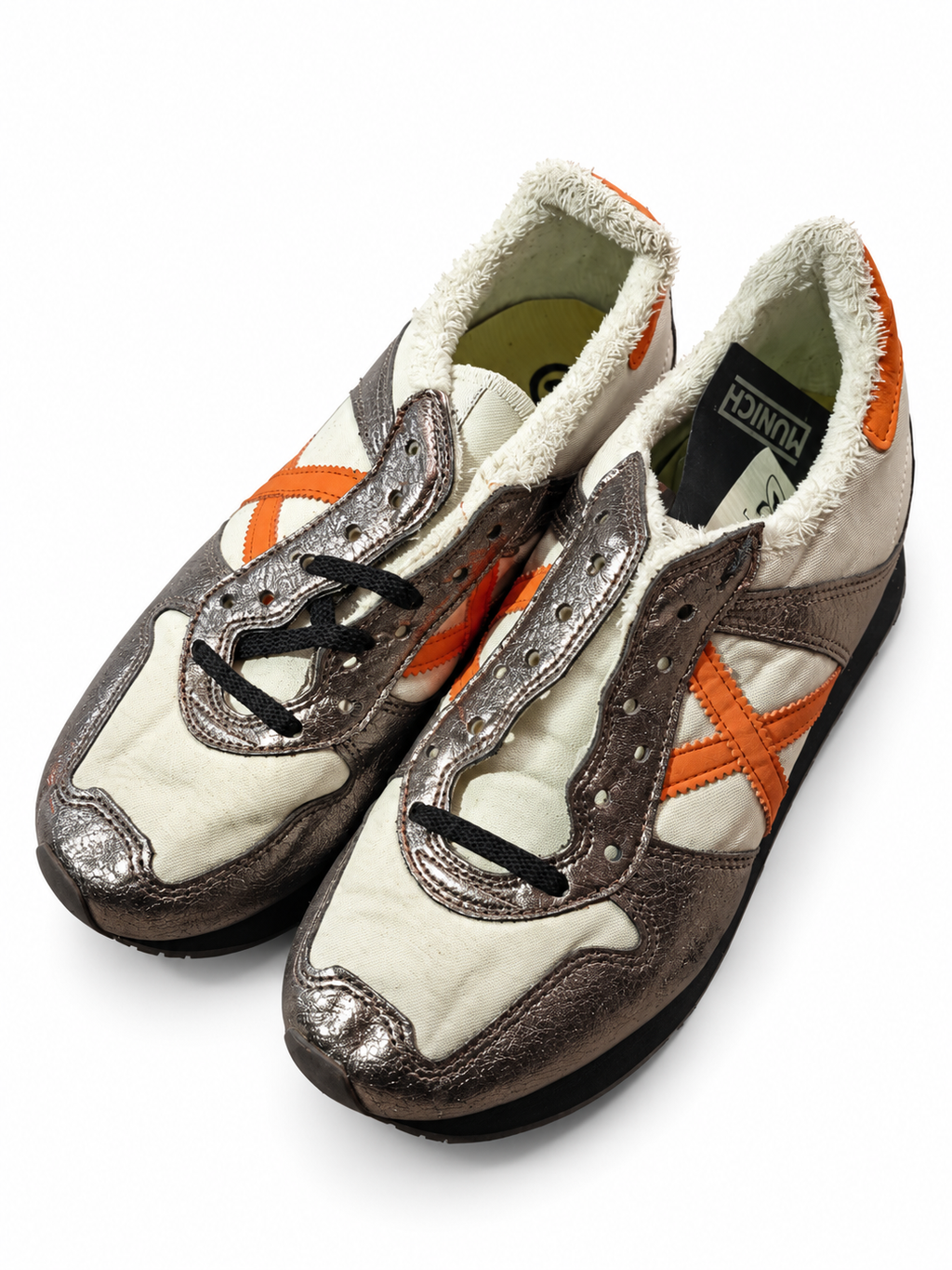 Munich crema metalizadas con X naranja talla40, cordones incompletos y cuello deshilachado