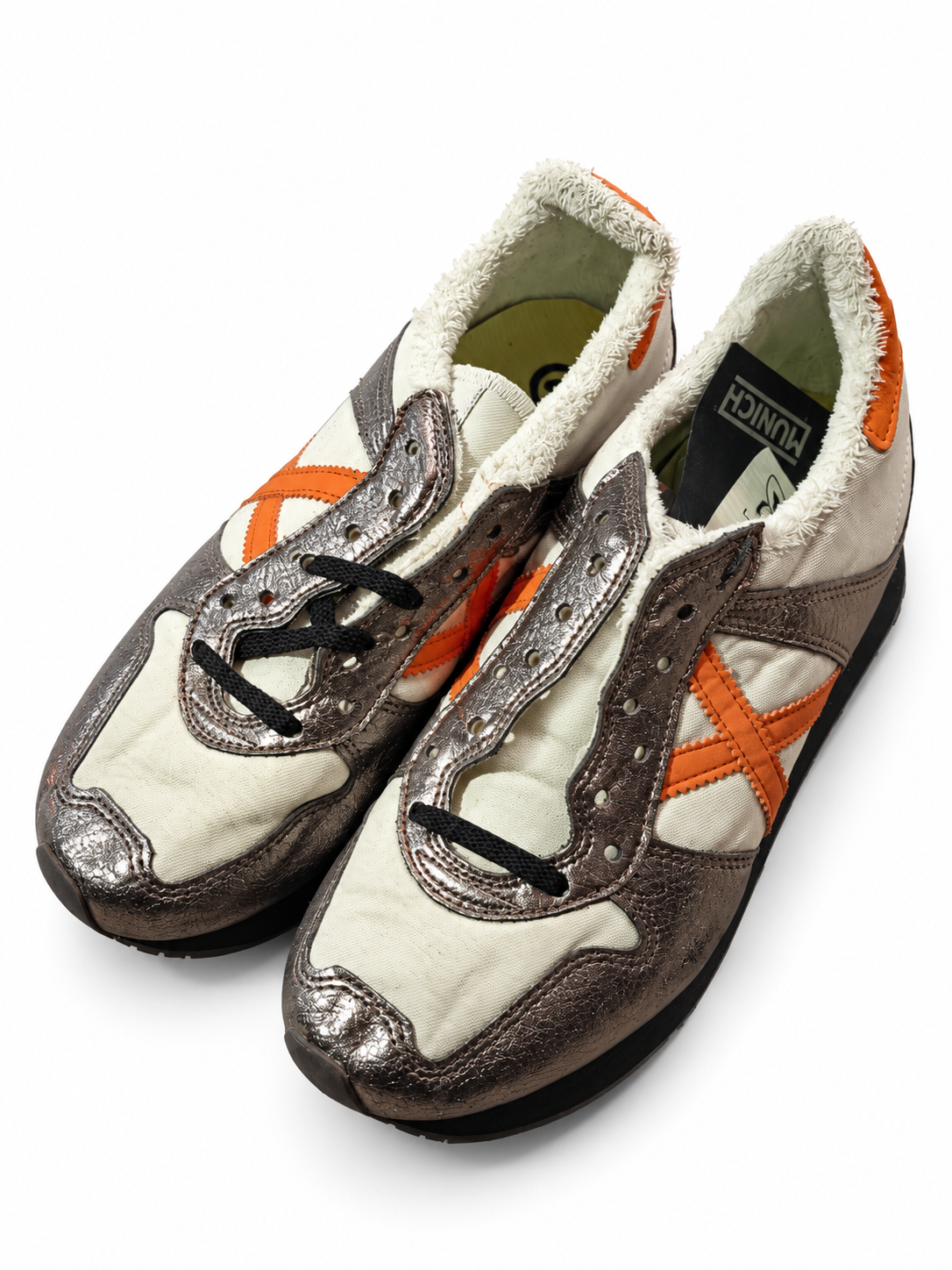 Munich crema metalizadas con X naranja talla40, cordones incompletos y cuello deshilachado