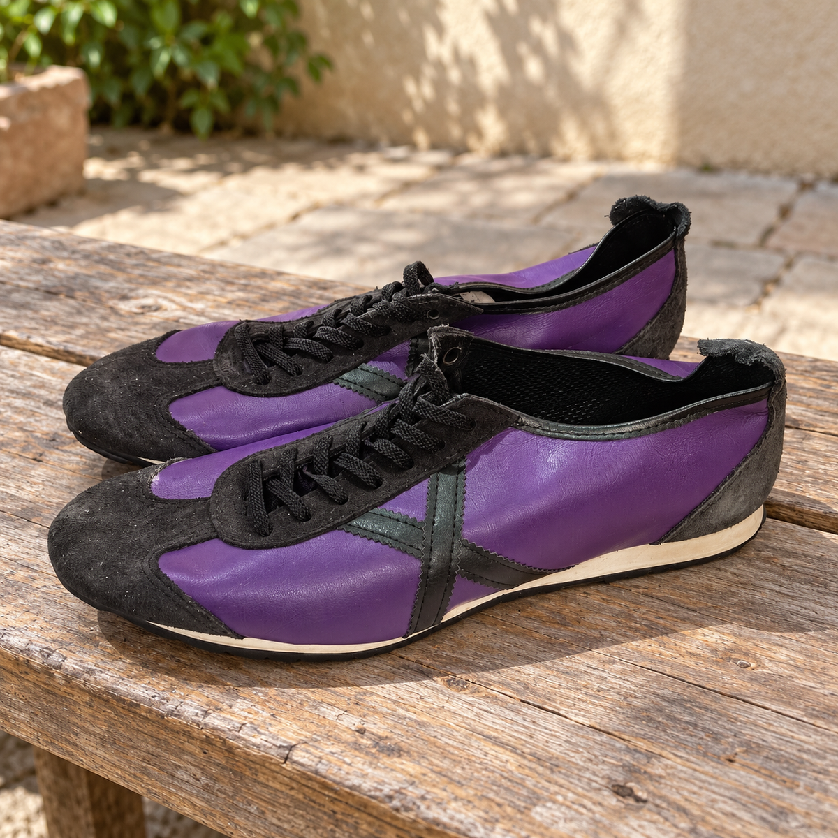 Zapatillas Munich moradas lisas con X gris oscuro · Talla 45 - lifestyle sobre banco