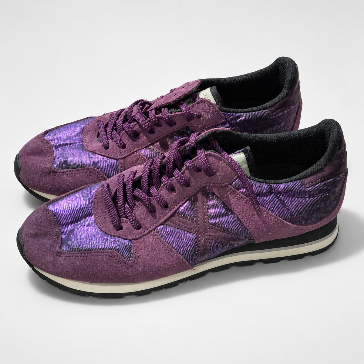 Detalle de X tonal, tejido brillante y cordones morados talla 44