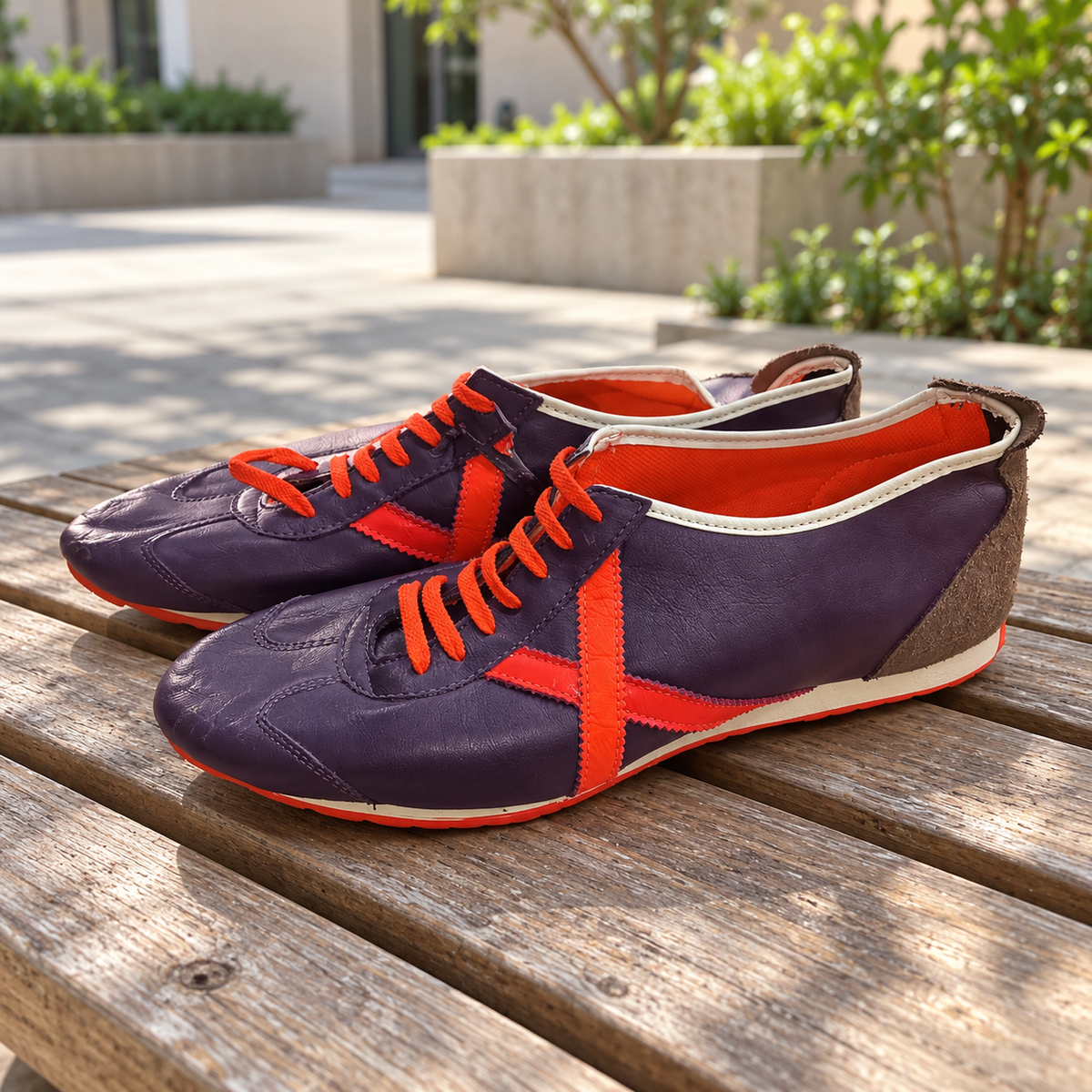 Zapatillas Munich moradas con X naranja y ribete crema · Talla 45 - lifestyle sobre banco