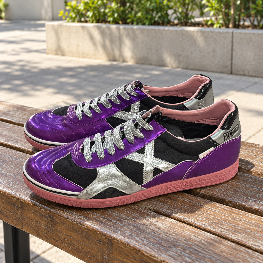 Zapatillas Munich moradas y negras con X plateada y suela rosa · Talla 45 - lifestyle sobre banco