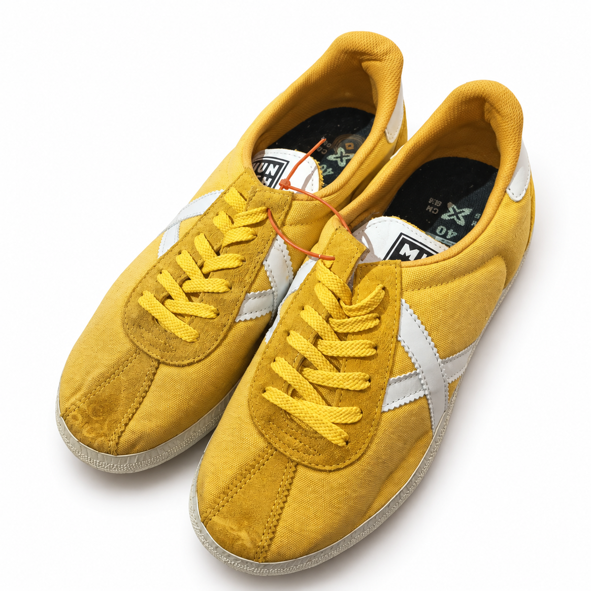 Munich mostaza con X plateada talla 40 sobre fondo blanco y marcas visibles