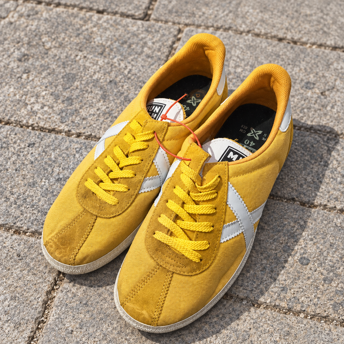 Munich mostaza con X plateada talla 40 en ambiente urbano