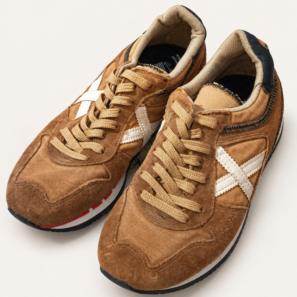 Munich camel X blanca detalle rojo talla 40 detalles