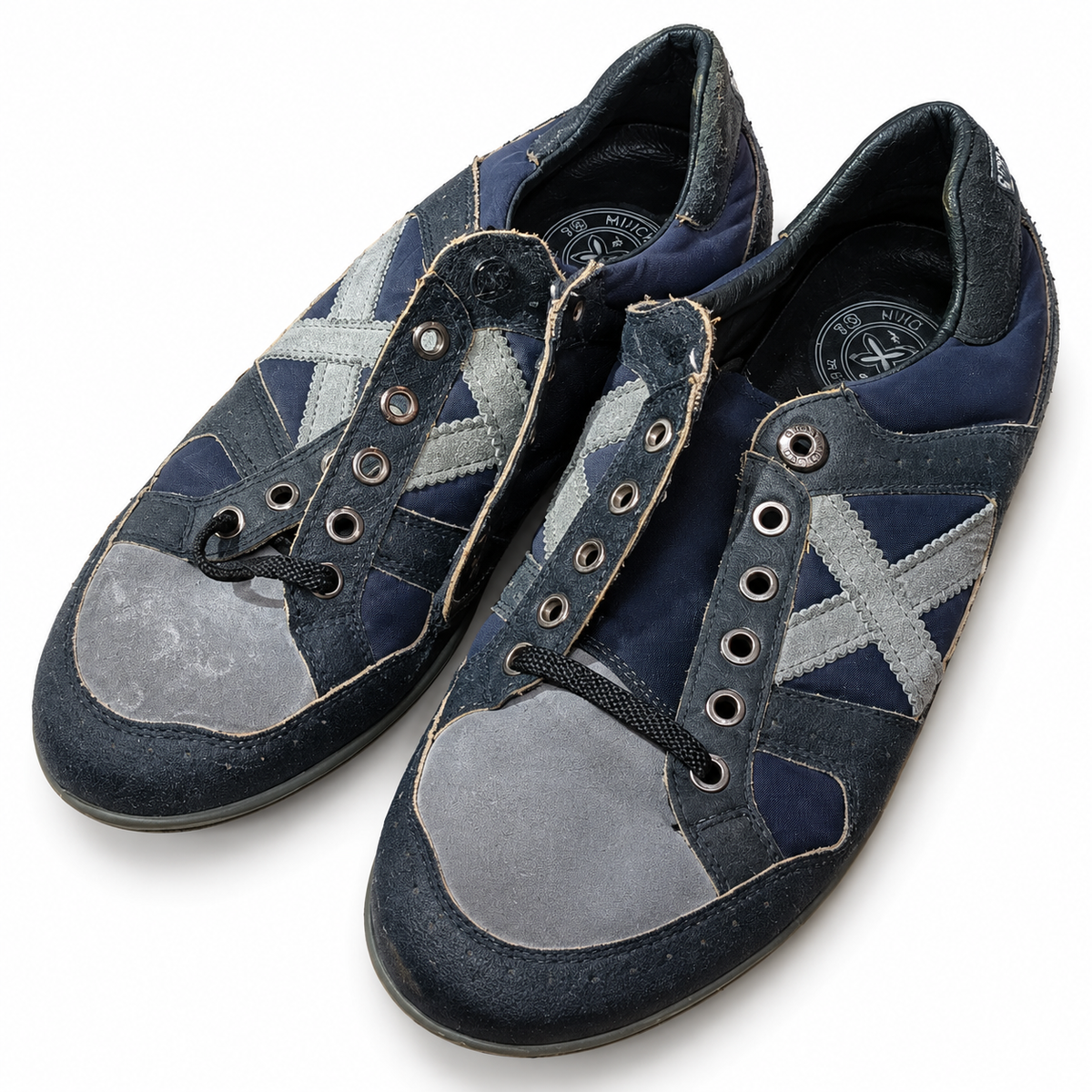 Munich marino gris ojales metálicos cordones incompletos talla 40 fondo blanco