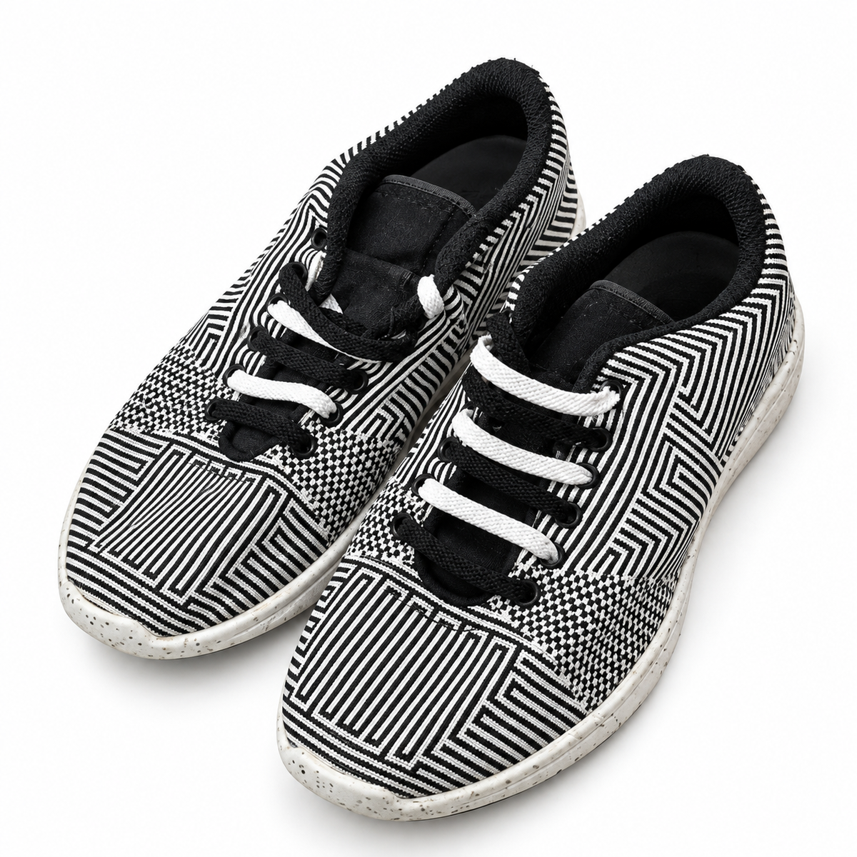 Zapatillas Munich de dibujo geométrico blanco y negro · Talla 40 — portada sobre fondo blanco