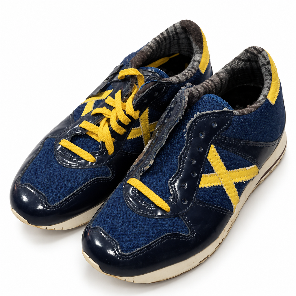 Munich marino con X amarilla, cuello de cuadros y cordones parciales talla 40 — portada blanca