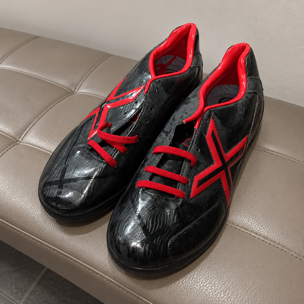 Zapatillas Munich negras con X roja y borde oscuro · Talla 40 — escena cotidiana