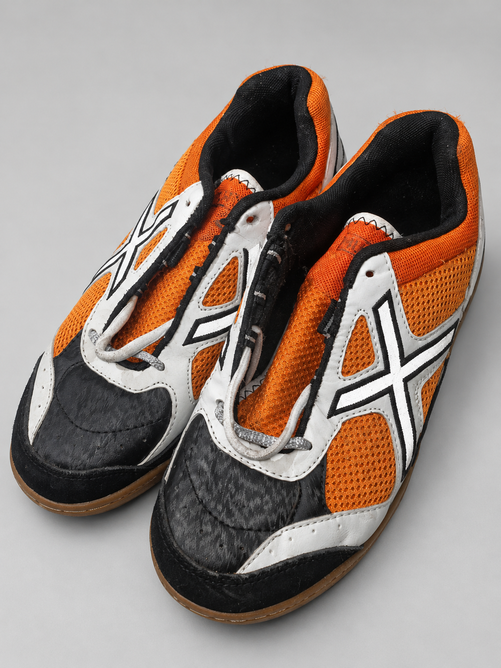 Munich naranjas negras X blanca contorno negro talla 40 detalle de tejido cordones y desgaste
