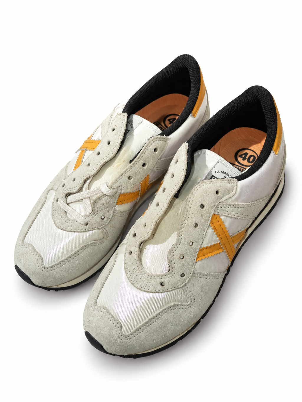 Munich claras irisadas X mostaza talla 40 fondo blanco cordones incompletos