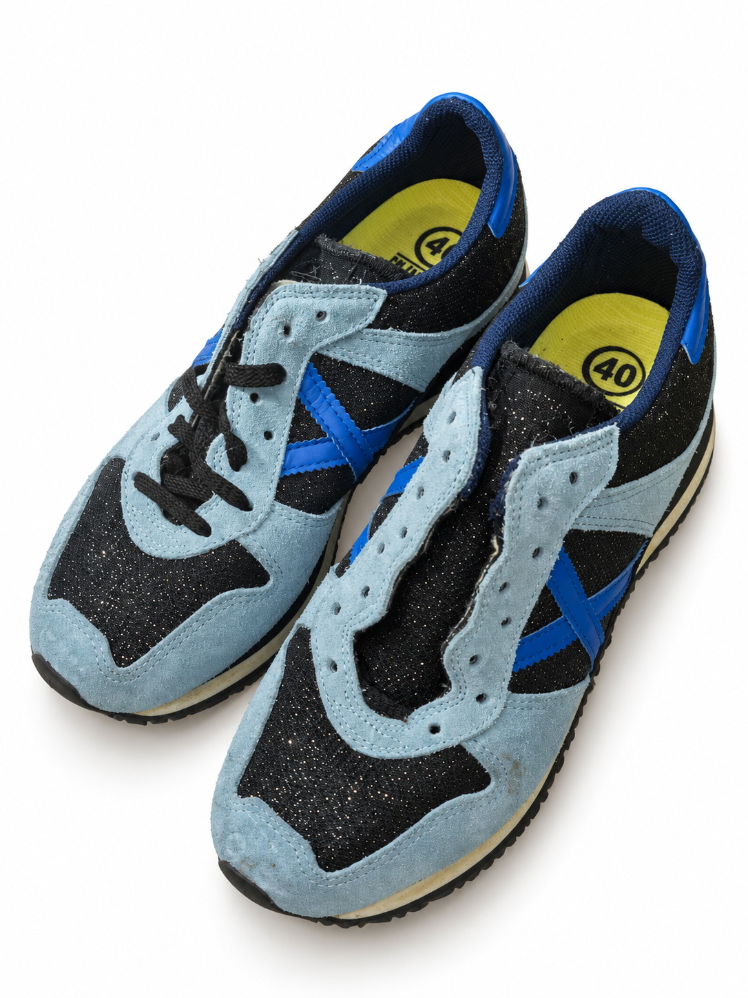 Munich negras brillo azul claro X azul talla 40 fondo blanco cordones incompletos