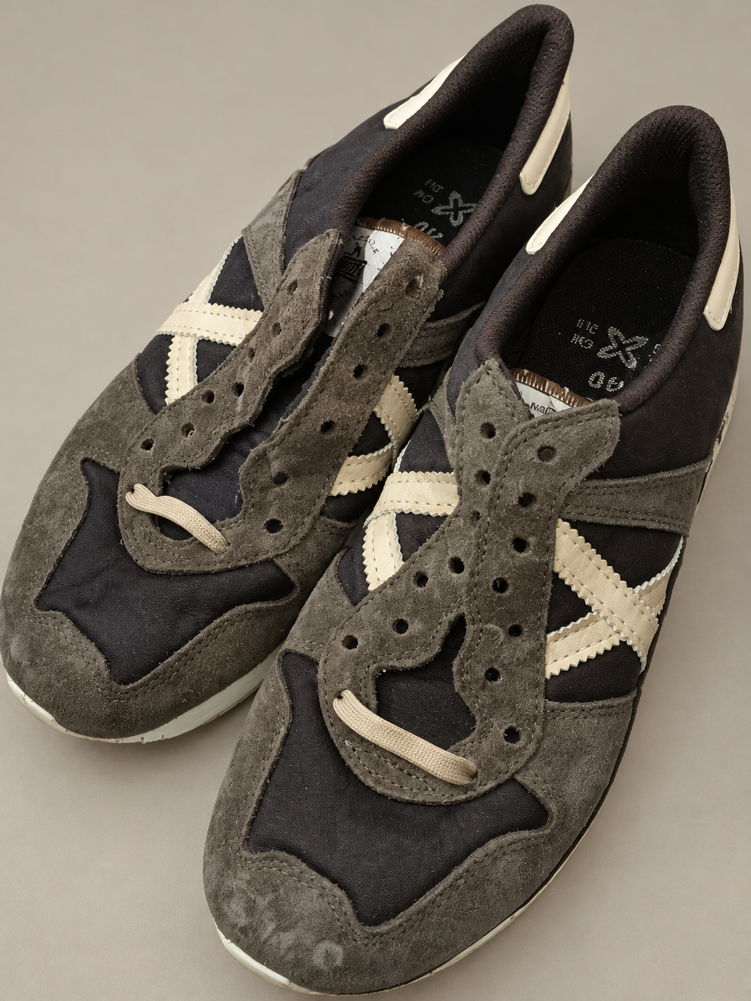Munich oscuras X crema talla 40 detalle de roces y cordones parciales