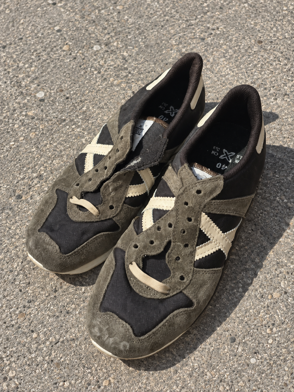 Munich oscuras X crema talla 40 sobre pavimento