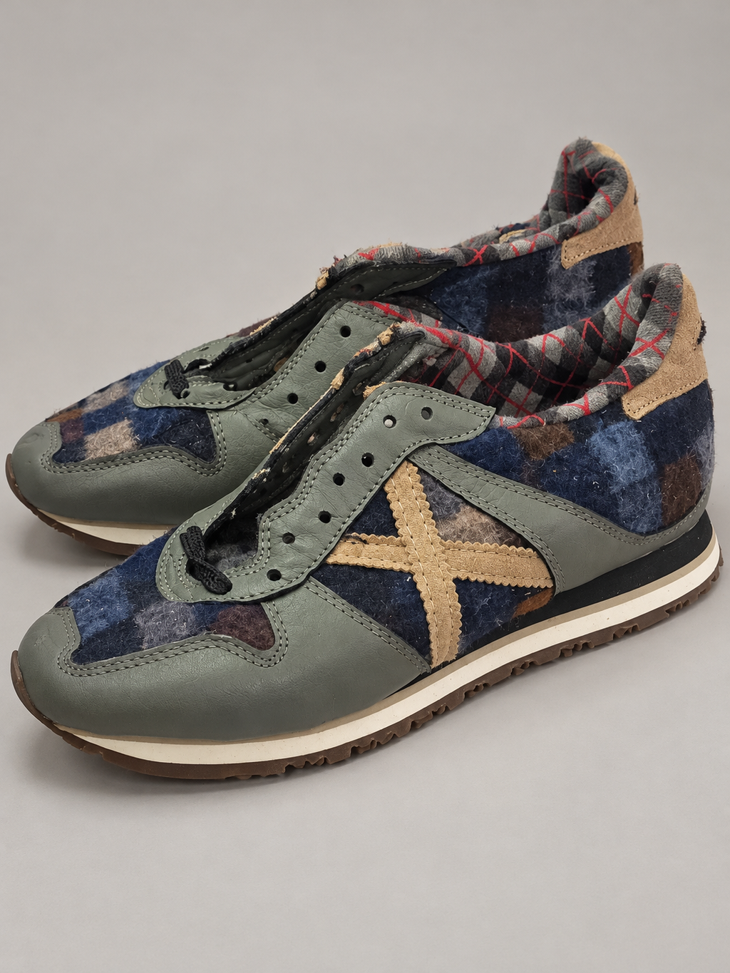 Munich cuadros oscuros verde X camel talla 40 detalle de tejido y desgaste
