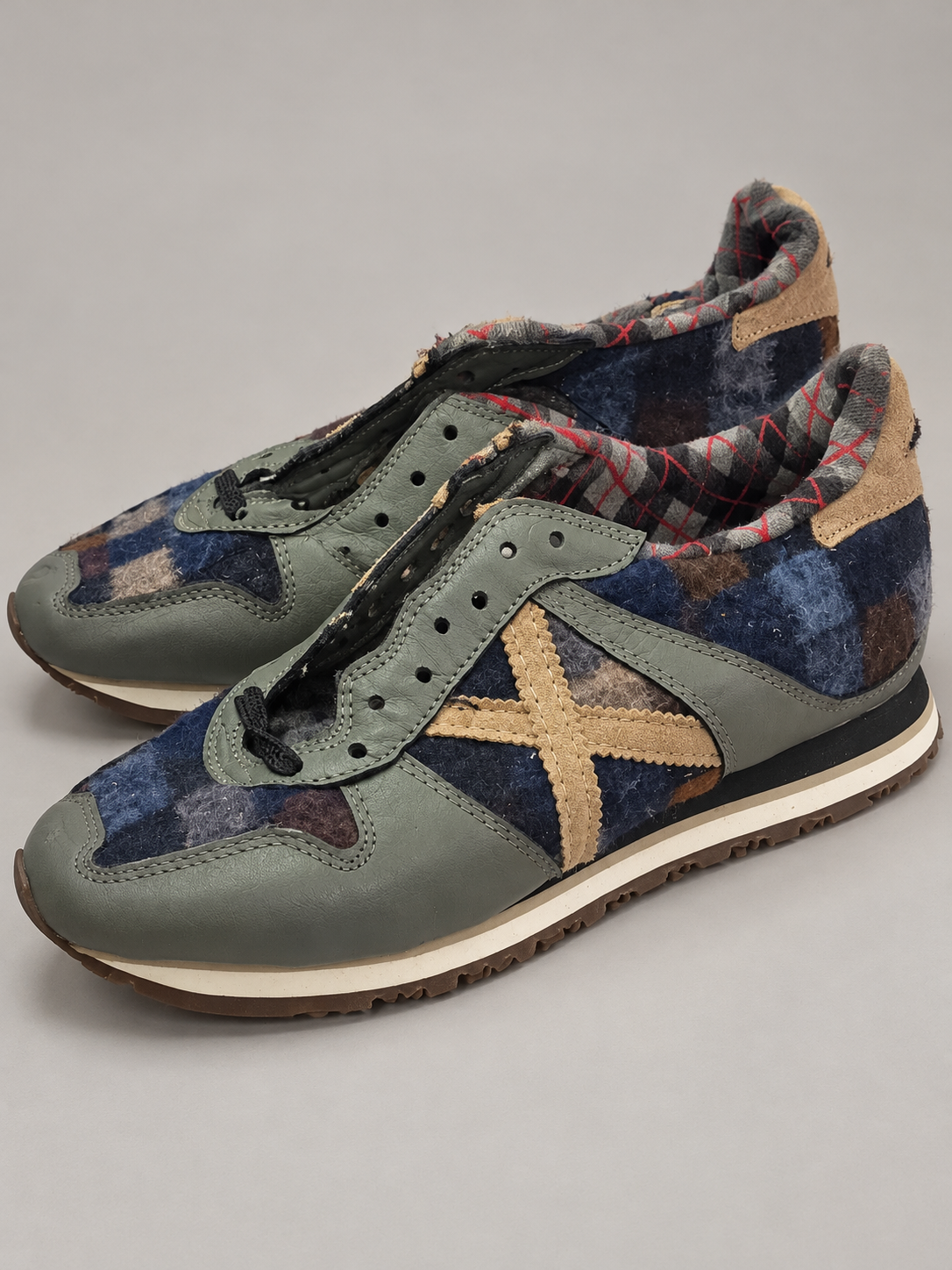 Munich cuadros oscuros verde X camel talla 40 detalle de tejido y desgaste