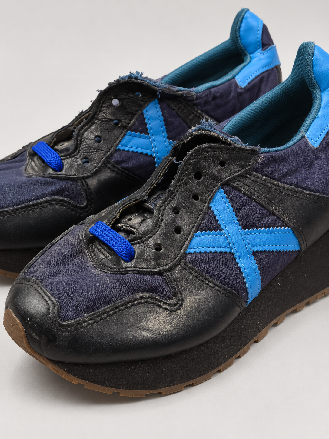 Munich marino negro X azul talla 40 detalle de tejido y desgaste