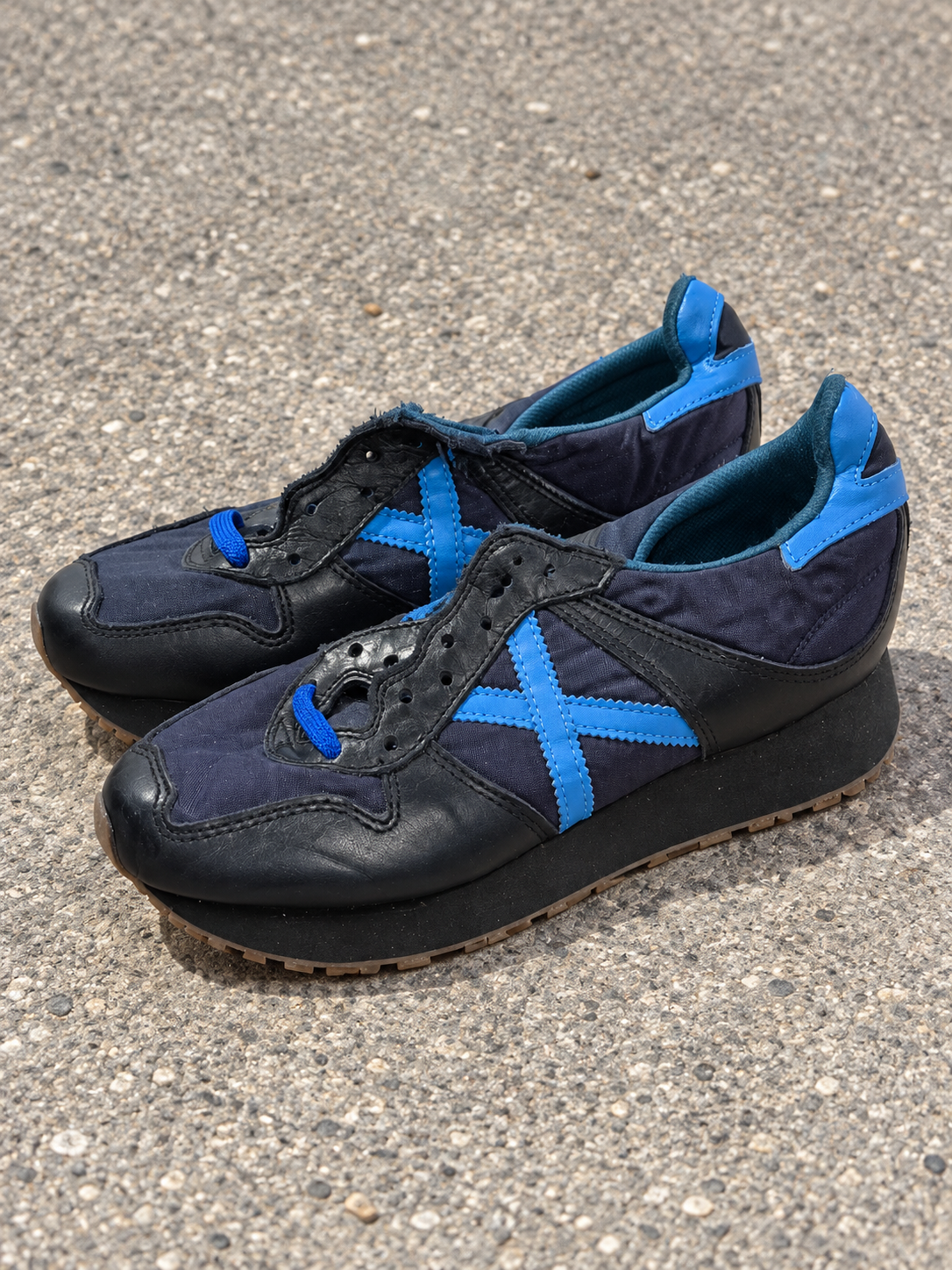 Munich marino negro X azul talla 40 sobre pavimento