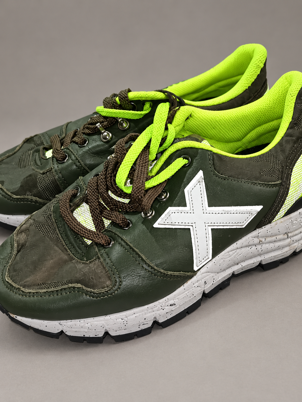 Munich verde oscuro X blanca interior lima talla 40 detalle de tejido y cordones